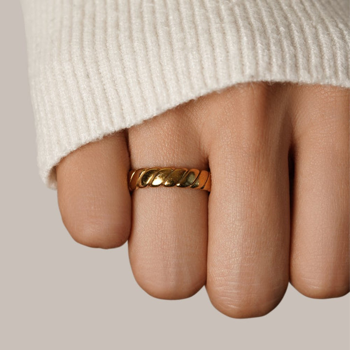 Aurelia Rope Infinity Ring