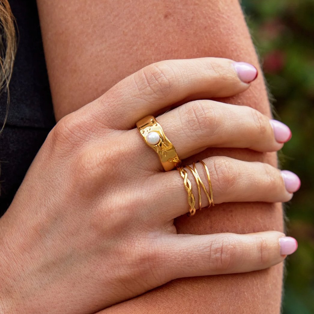 Eterna Twist Ring