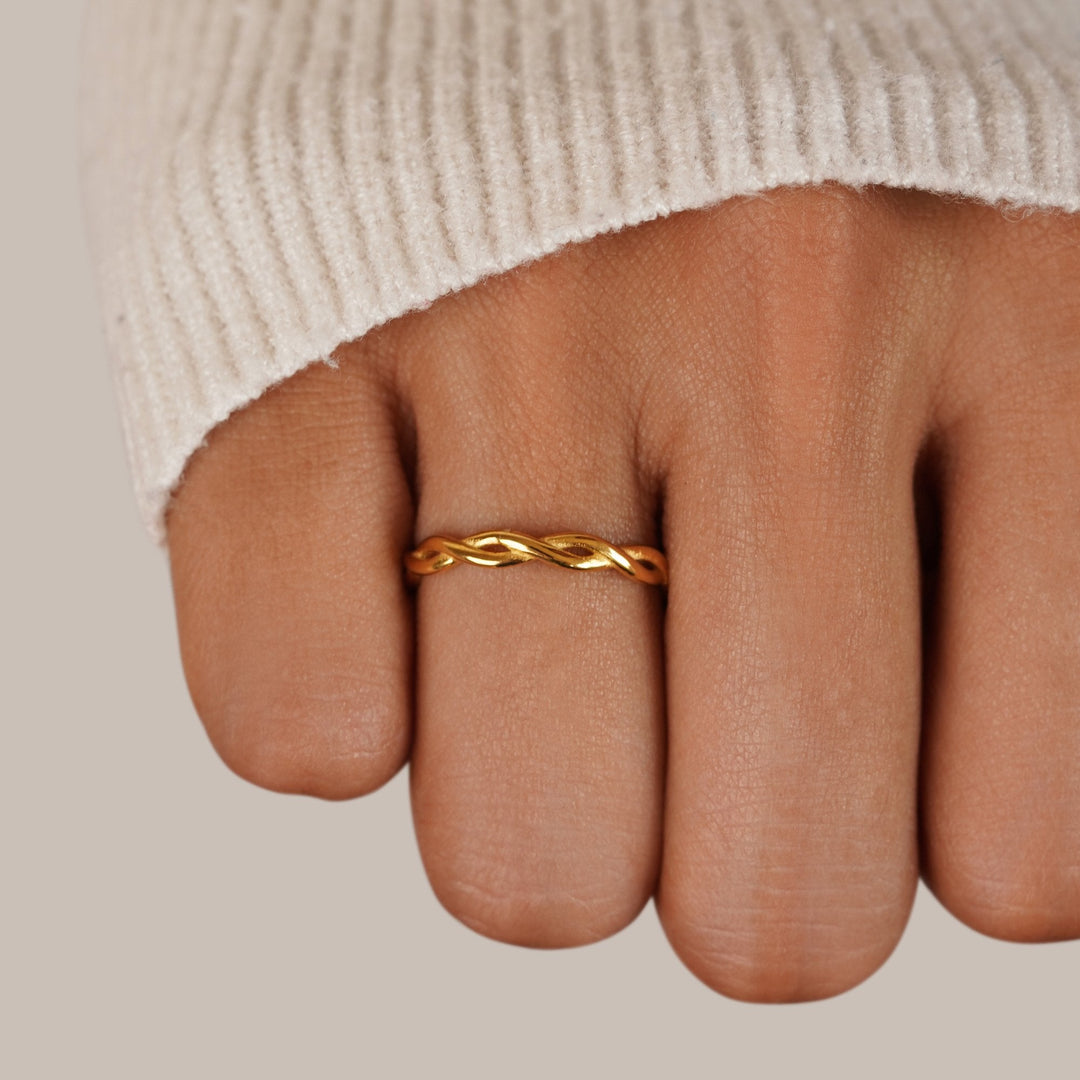 Eterna Twist Ring